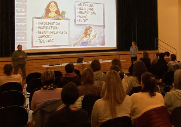 Medienmitteilung 2025.12.16 Bild 4 Elterninfoanlass.jpg